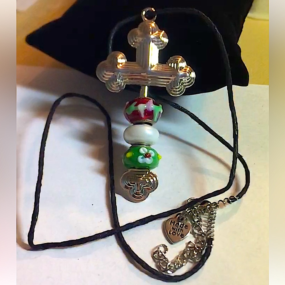 “”All the colors of Xmas” cross pendant/necklace - Picture 1 of 3